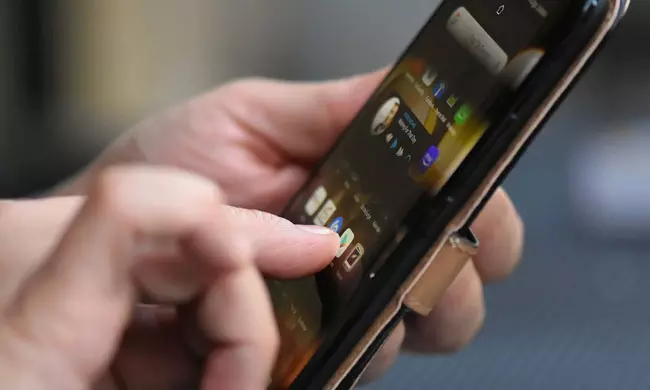 Public Servants Using Mobile Phones During Office Hours A Greatest Sin To The Public: Madras High Court Orders Govt. To Frame Regulations Public Servants Using Mobile Phones During Office Hours A Greatest Sin To The Public: Madras High Court Orders Govt. To Frame Regulations